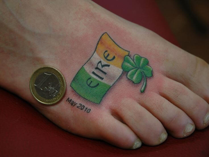 Tatuaje de bandera irlandesa en el pie