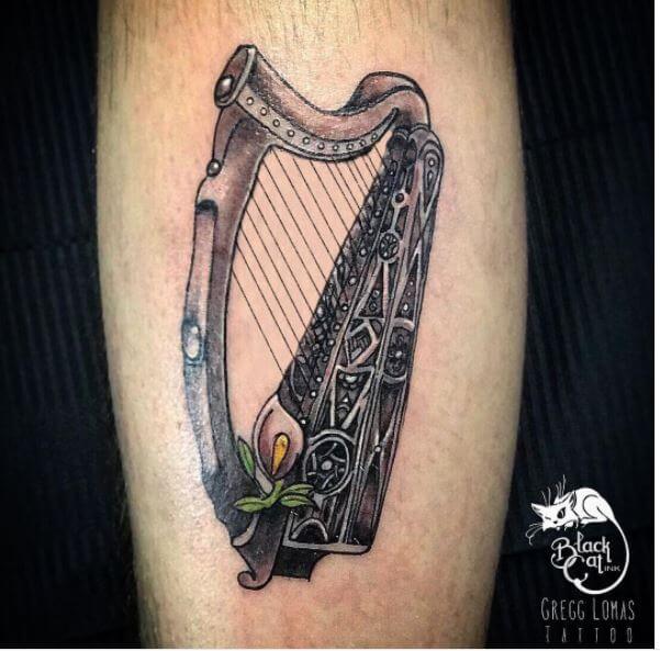 Tatuaje de arpa irlandesa en la pierna