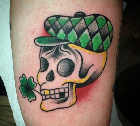 Tatuaje en la pierna, cráneo de hoja irlandesa