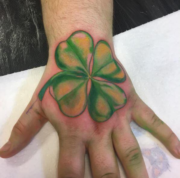 Mano de diseño e ideas de tatuaje irlandés