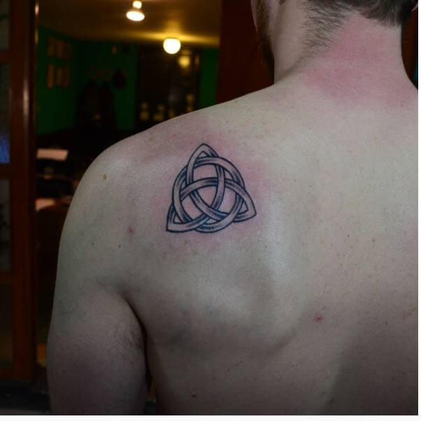 Diseño Irish Tattii en la parte superior del hombro para hombres