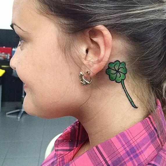 Diseño de tatuaje irlandés detrás de la oreja