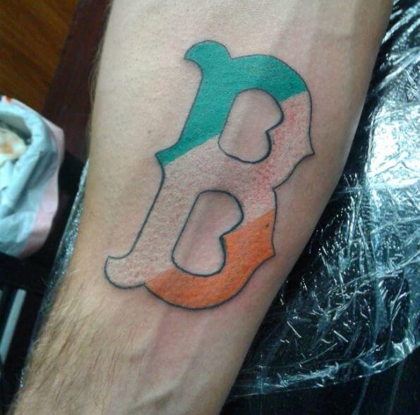 Diseño de tatuaje irlandés en la mano