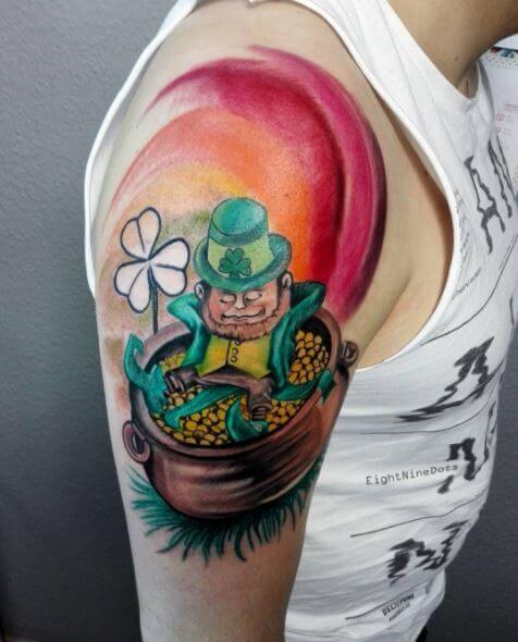 Diseño de tatuaje irlandés con hombres de sombrero verde en la parte superior del brazo