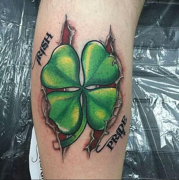 Último diseño de tatuaje irlandés en la pierna