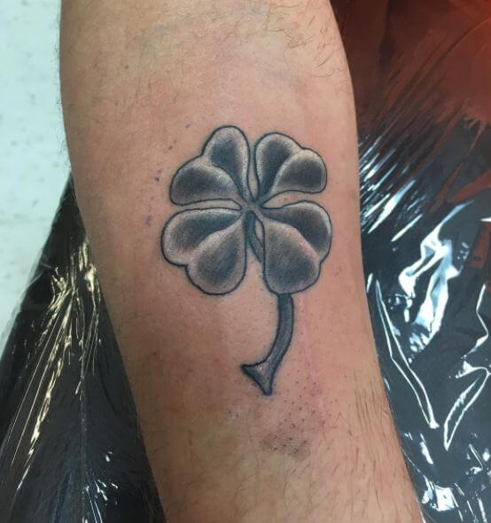 Tatuaje en el brazo, trébol de cuatro hojas