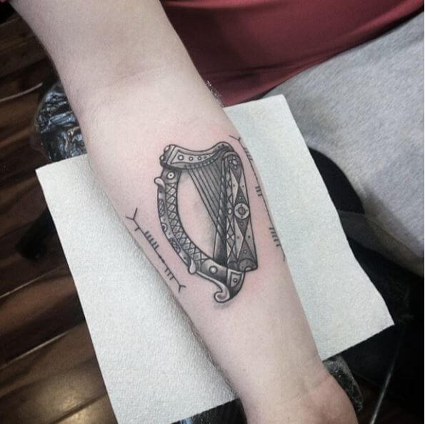 Tatuaje en el antebrazo irlandés Haro Old School