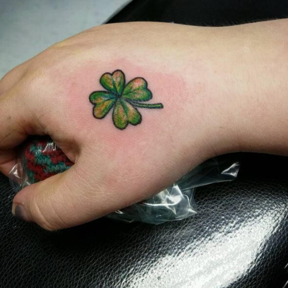 Pequeño diseño de tatuaje irlandés en la mano