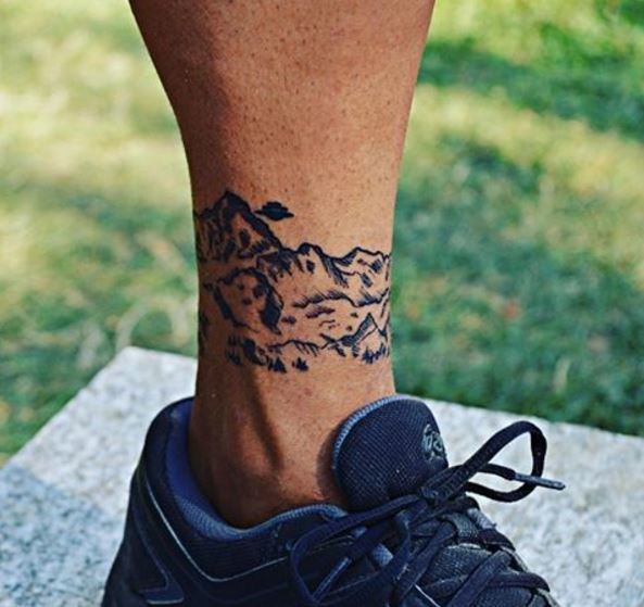 Diseño de tatuajes de moscas ovni en la pierna