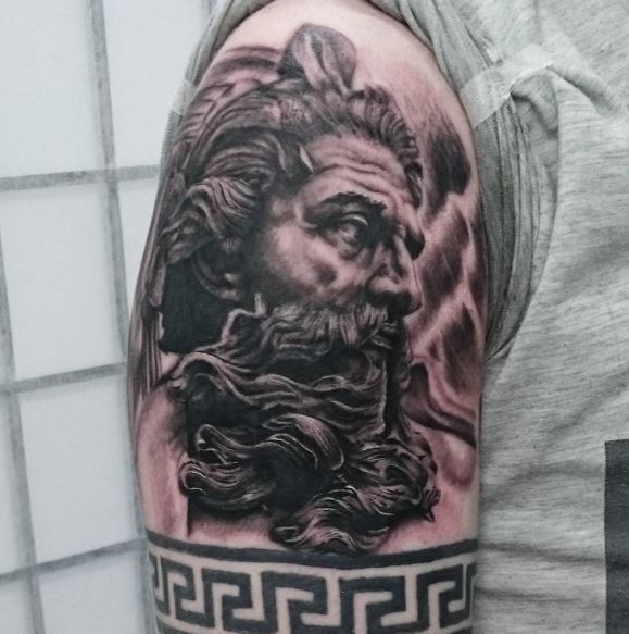 Tatuaje griego en el brazo 6