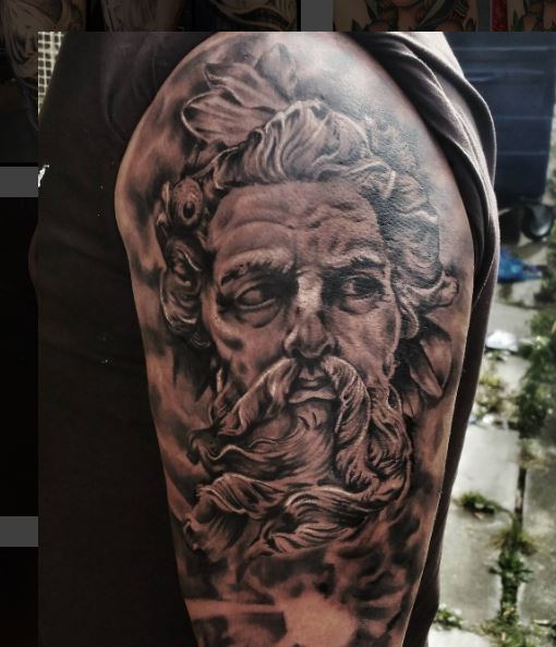 Tatuaje griego en el brazo 1