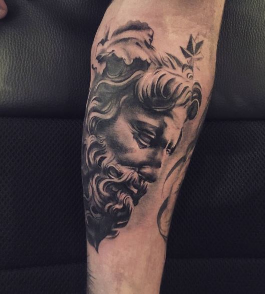 Tatuaje griego en el brazo 8