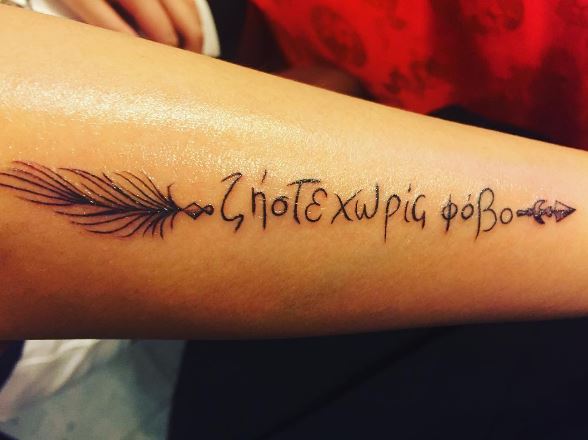 Tatuaje griego en el brazo 3