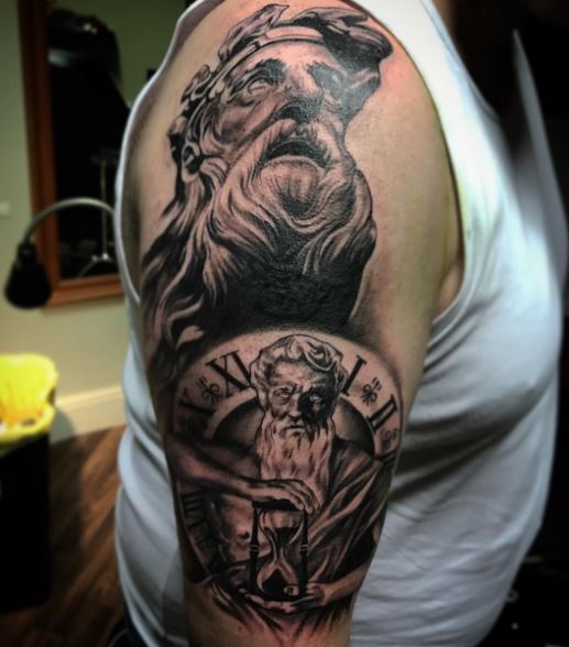 Tatuaje griego en el brazo 4
