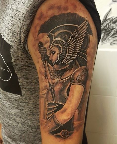 Tatuaje griego en el brazo 7