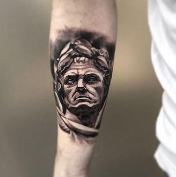 Tatuaje griego en el brazo 9