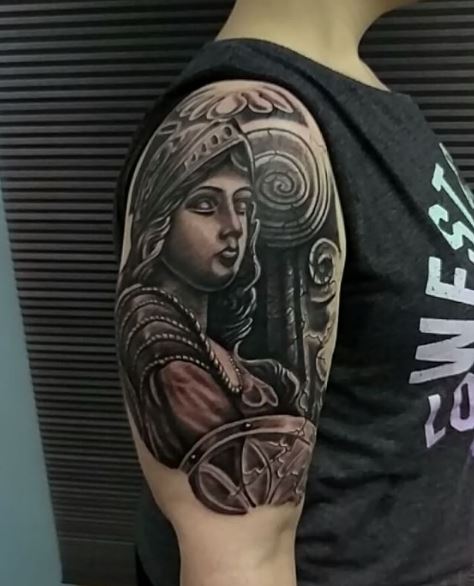 Tatuaje griego en el brazo 10