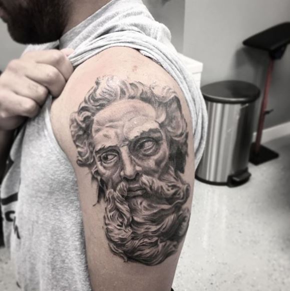 Tatuaje griego en el brazo 15