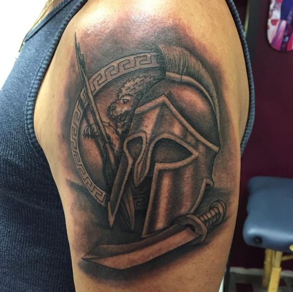 Tatuaje griego en el brazo 16