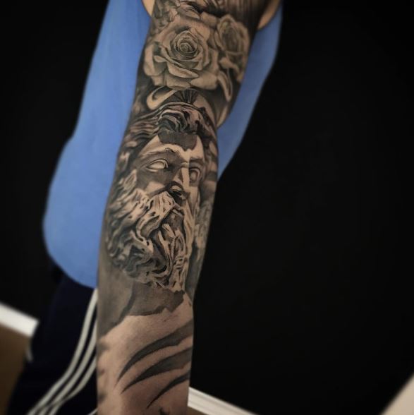 Tatuaje griego en el brazo 17