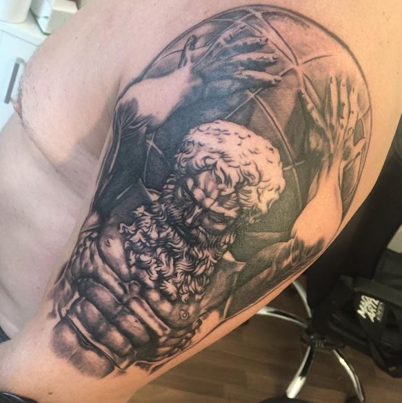 Tatuaje griego en el brazo 18