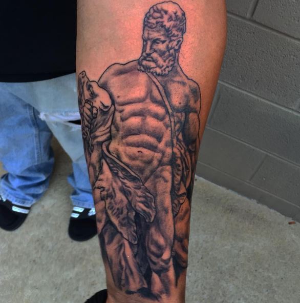 Tatuaje griego en el brazo 19