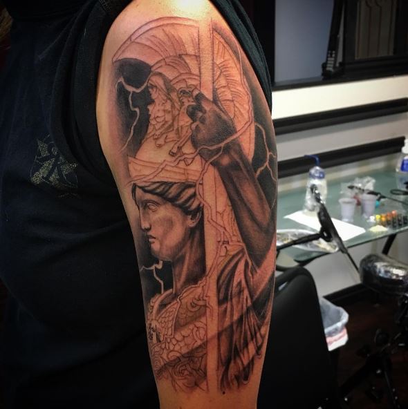 Tatuaje griego en el brazo 21