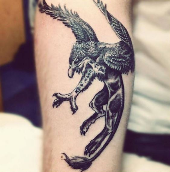 Tatuaje griego en el brazo 20