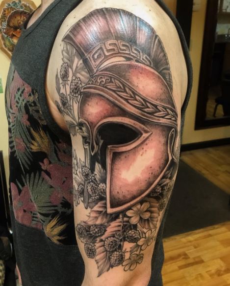 Tatuaje griego en el brazo 22