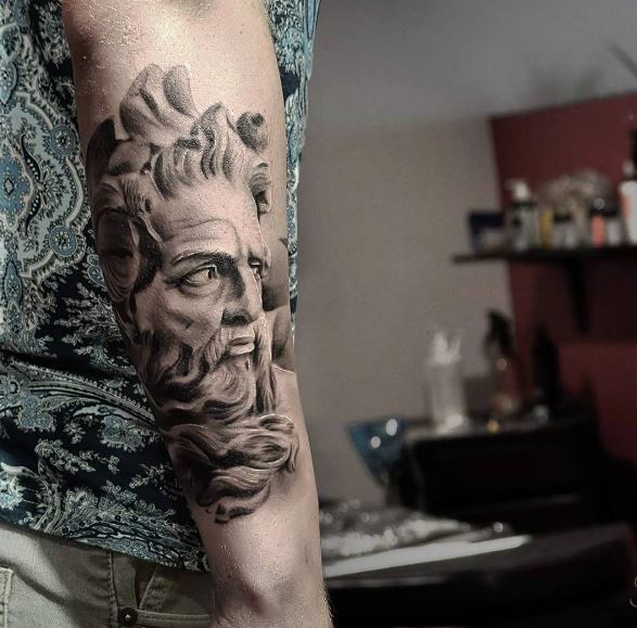 Tatuaje griego en el brazo 23