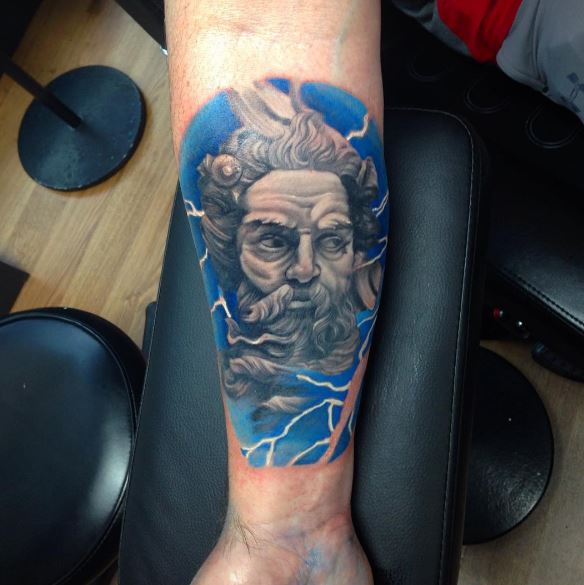 Tatuaje griego en el brazo 24