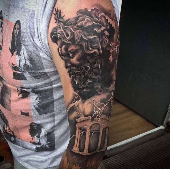 Tatuaje griego en el brazo 28