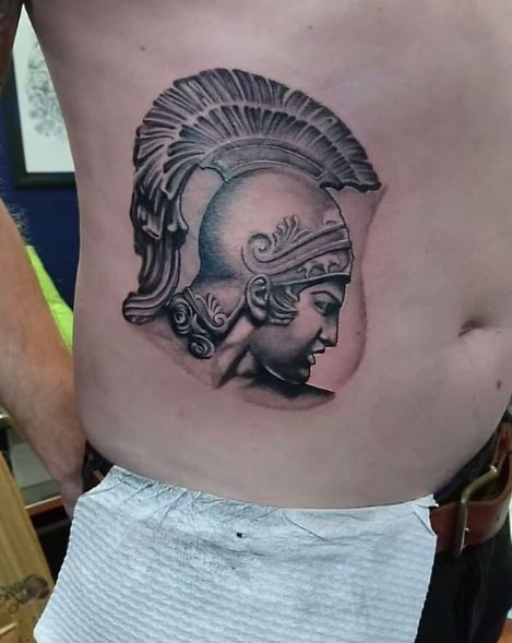 Tatuaje griego en el brazo 29