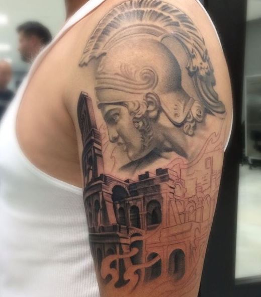 Tatuaje griego en el brazo 27