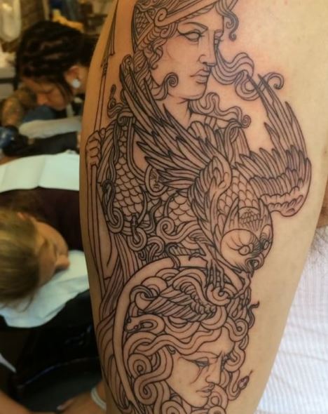 Tatuaje griego en el brazo 32