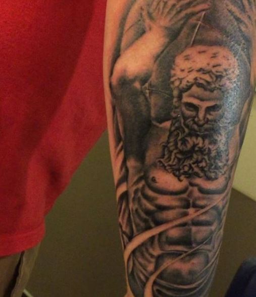 Tatuaje griego en el brazo 31