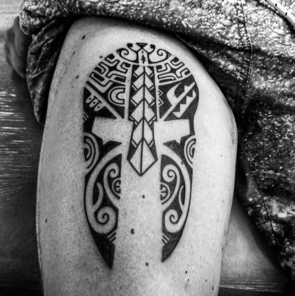 Tatuaje griego en el brazo 35