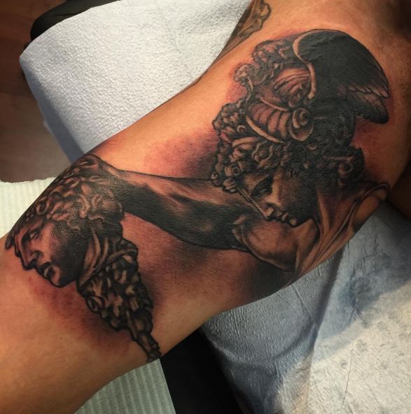 Tatuaje griego en el brazo 37