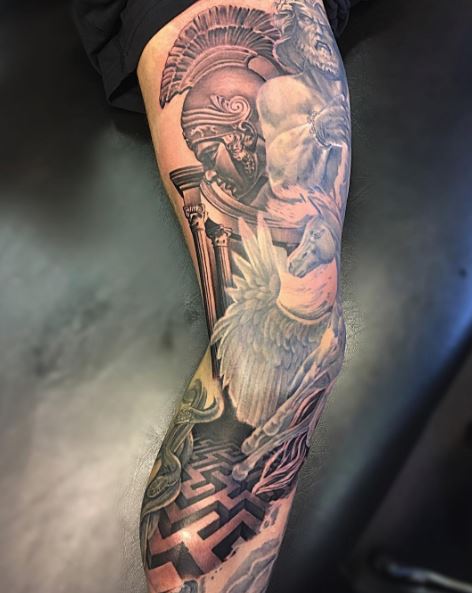 Tatuaje griego en el brazo 38