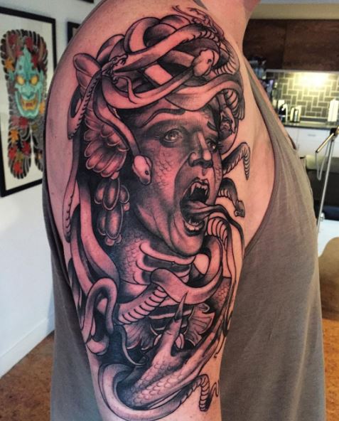 Tatuaje griego en el brazo 39