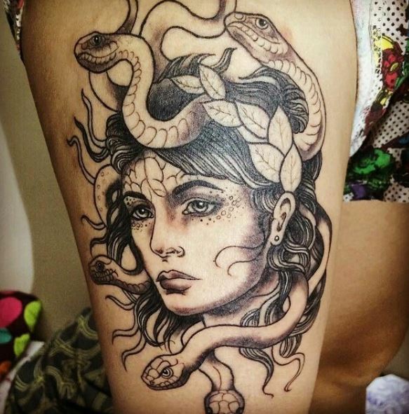 Tatuaje griego en el brazo 40