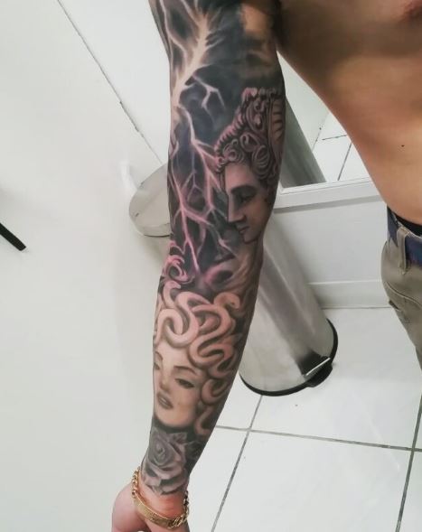 Tatuaje griego en el brazo 41