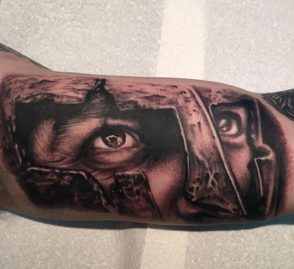 Tatuaje griego en el brazo 43