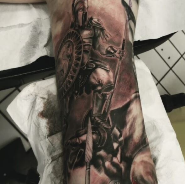 Tatuaje griego en el brazo 42