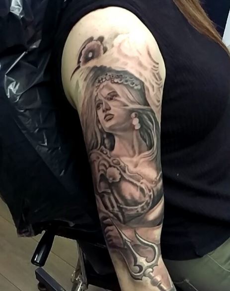 Tatuaje griego en el brazo 44