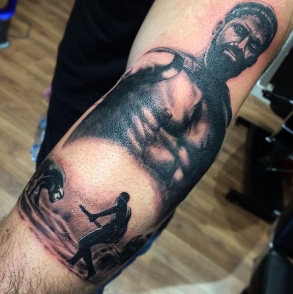 Tatuaje griego en el brazo 46