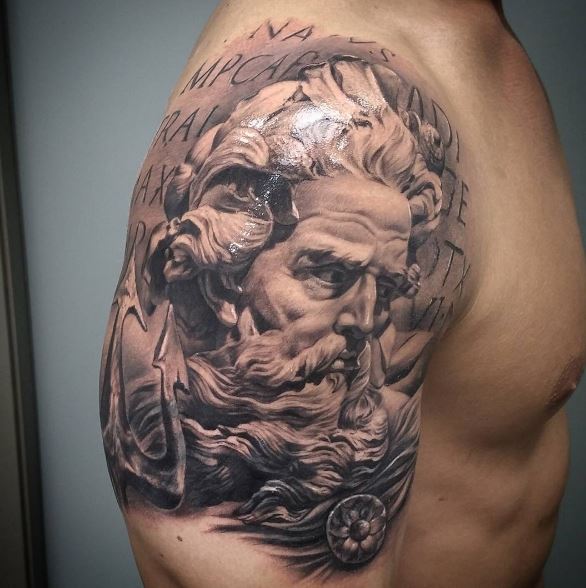 Tatuaje griego en el brazo 47