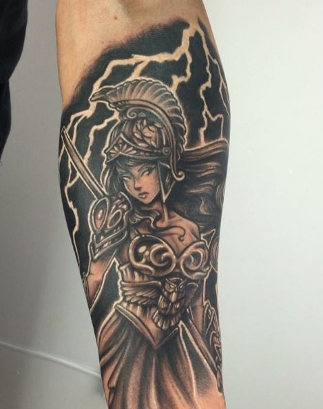 Tatuaje griego en el brazo 48