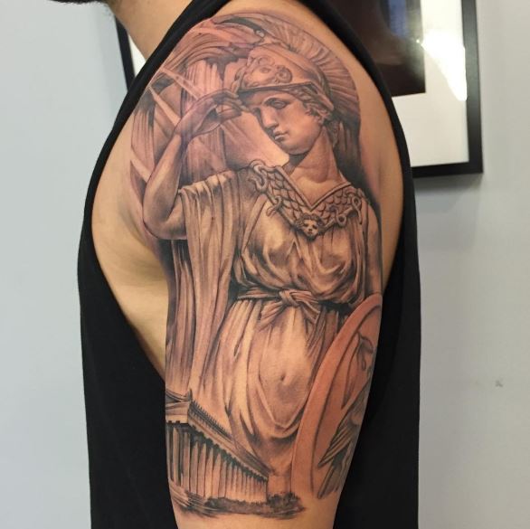 Tatuaje griego en el brazo 49