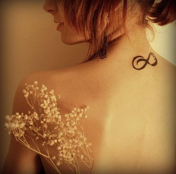 Diseño de tatuajes de infinito para mujeres en la parte trasera